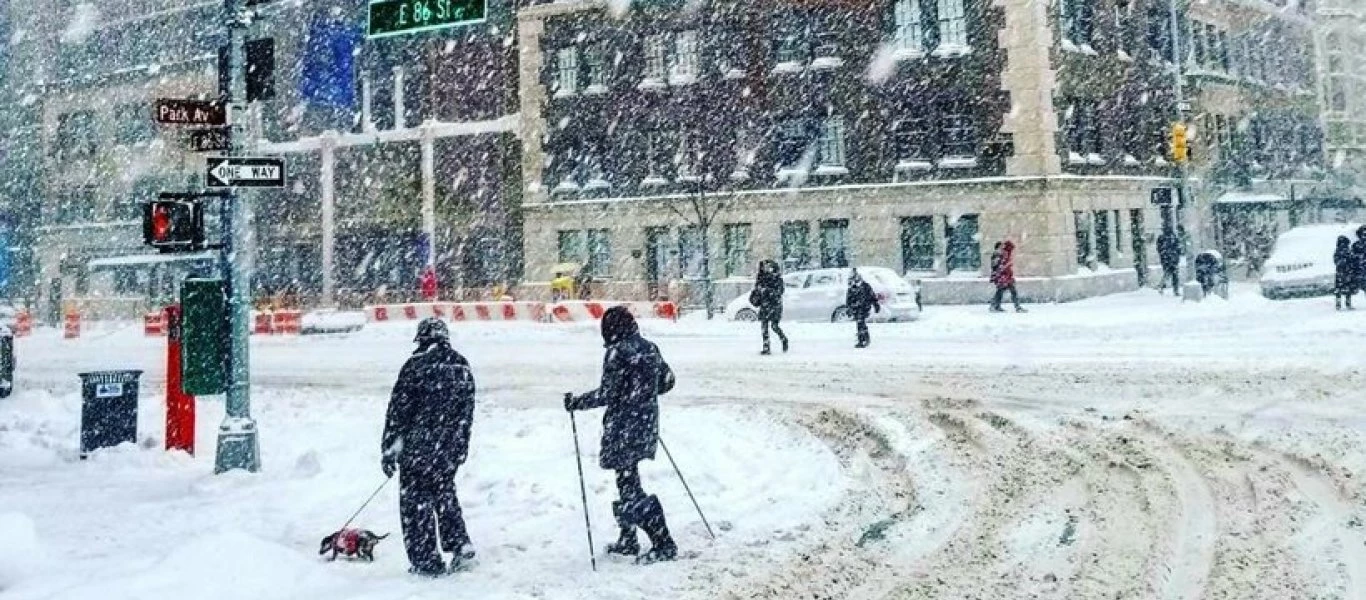 Μανχάταν: Χάος από το πολικό ψύχος και το χιόνι - Οι κάτοικοι κάνουν σκι στους δρόμους (βίντεο)